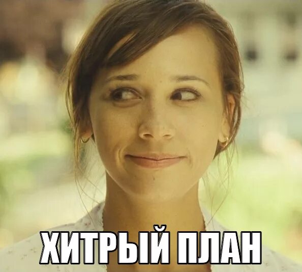 кошка хитрая морда. лукаво хитрый. морда кота. любопытный кот. кощшка выгляддывает изза угла.