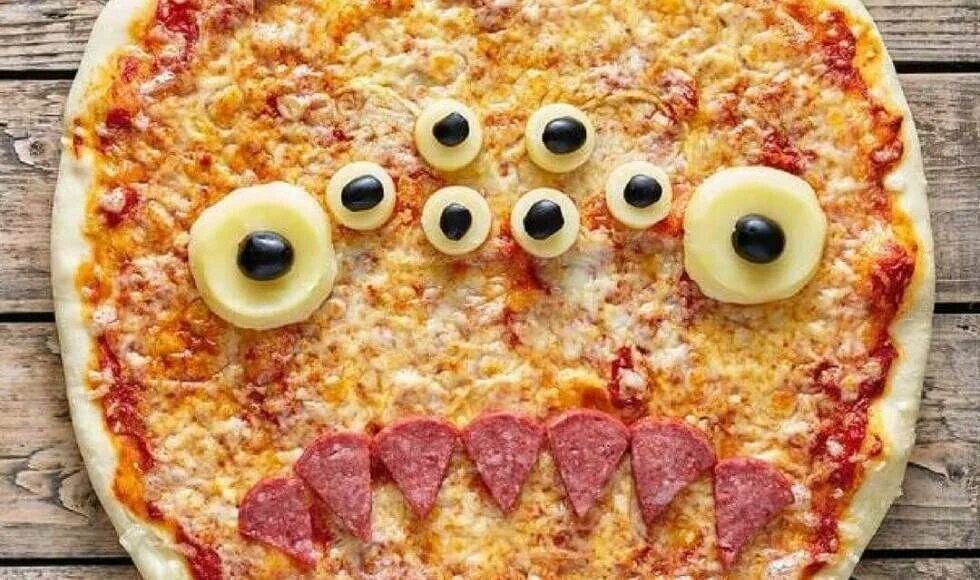 Helloween pizza. Пицца в стиле хэллоуин. Хэллоуин в пиццерии. Пицца на хэллоуин. Пицца на хэллоуин.
