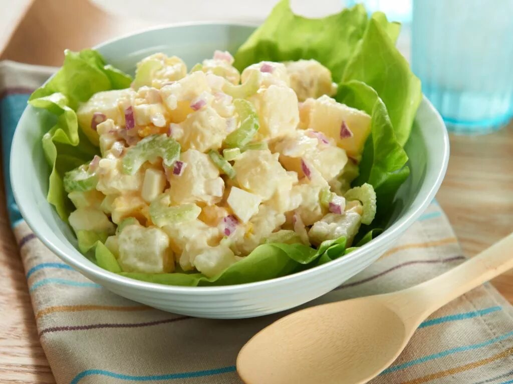 Картошка с сельдереем. Картофельный салат Potato Salad. Салат с яблоком и курицей. Картофельно яичный салат. Картофельный салат с майонезом.