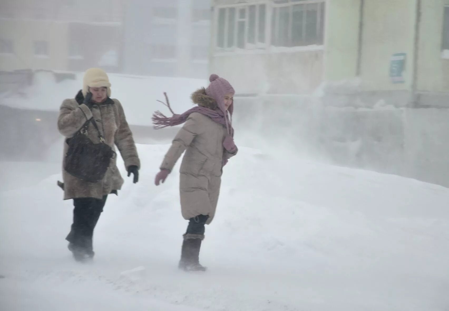 Погода совсем никуда. Усиление ветра. Морозы метели и сильные. Усиление ветра зимой. Сильный ветер в Норильске.