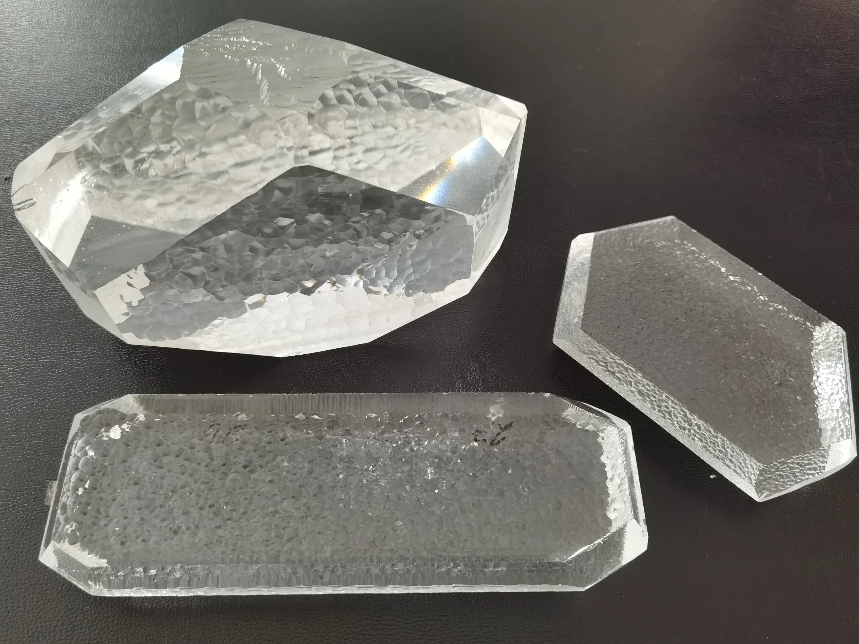 Монокристалл весом 1300 килограмм. Кристаллы кварц монокристалл. Кристалл кварца мнокристал. Монокристаллы Алмаз и кварц. Пластины монокристаллический кварц.
