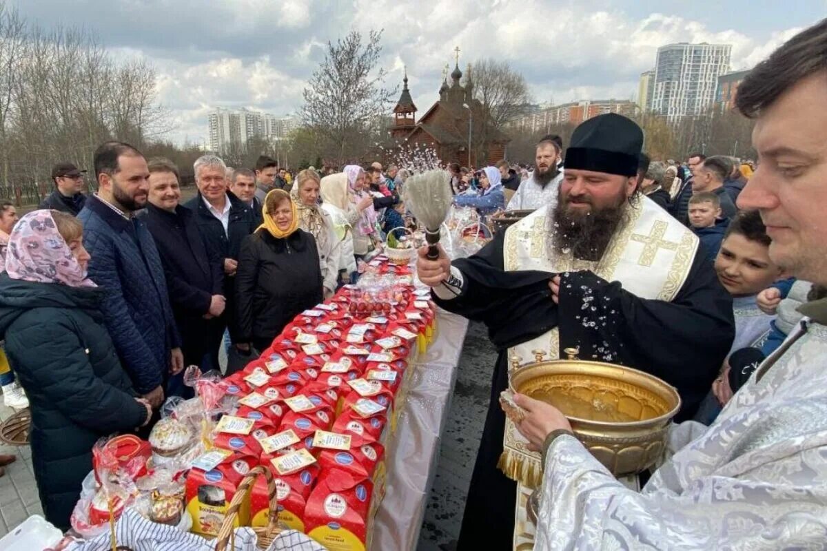 Праздник пасхи рф. Освящение куличей на Пасху. Празднование Пасхи. Пасха праздник празднование. Празднование Пасхи Пасхи.