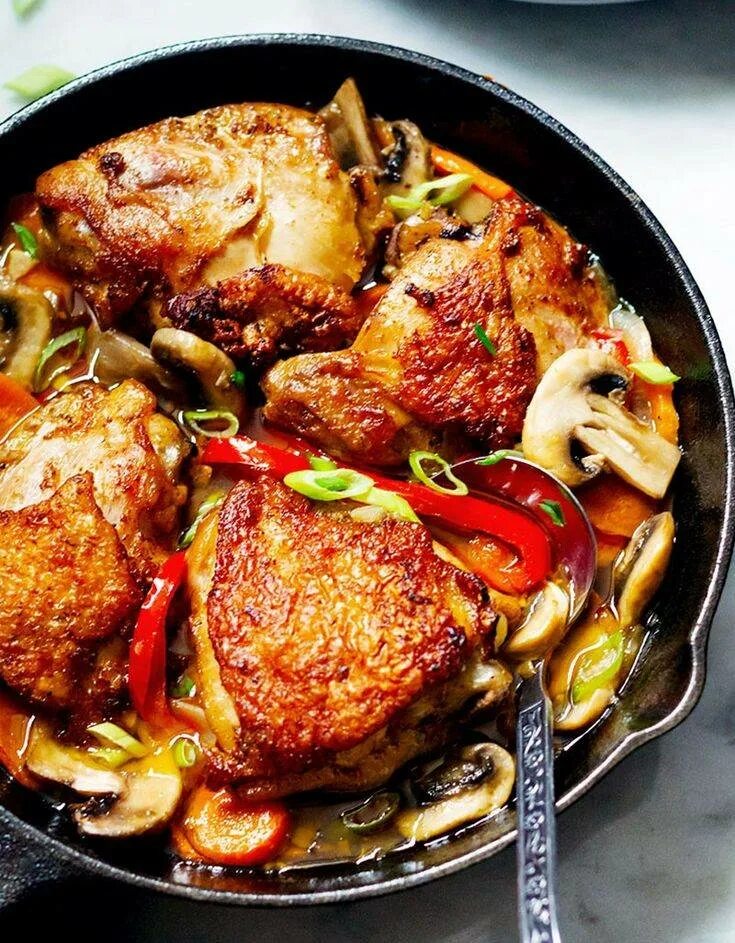 Рецепт домашней курицы на сковороде. Жареная курица. Жареная курица на сковороде. Жареная Курочка. Сочная курица.