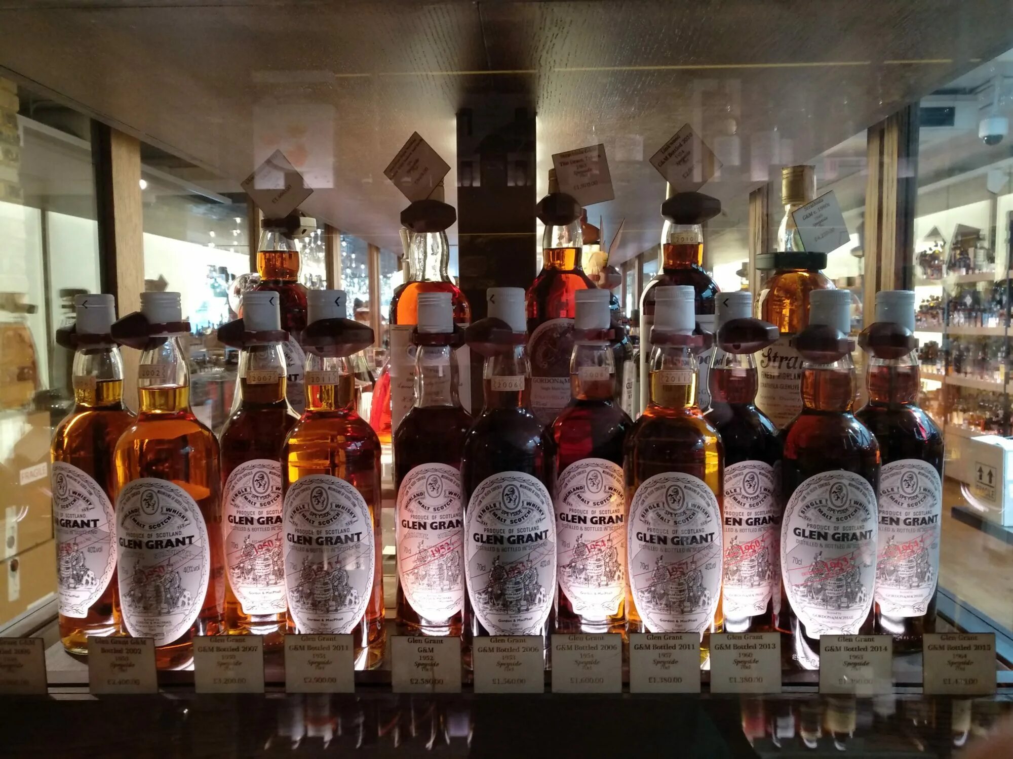 выбираем виски в магазине. выбираем виски в магазине. вискарь недорогой. виски в магазине. выбираем виски в магазине.