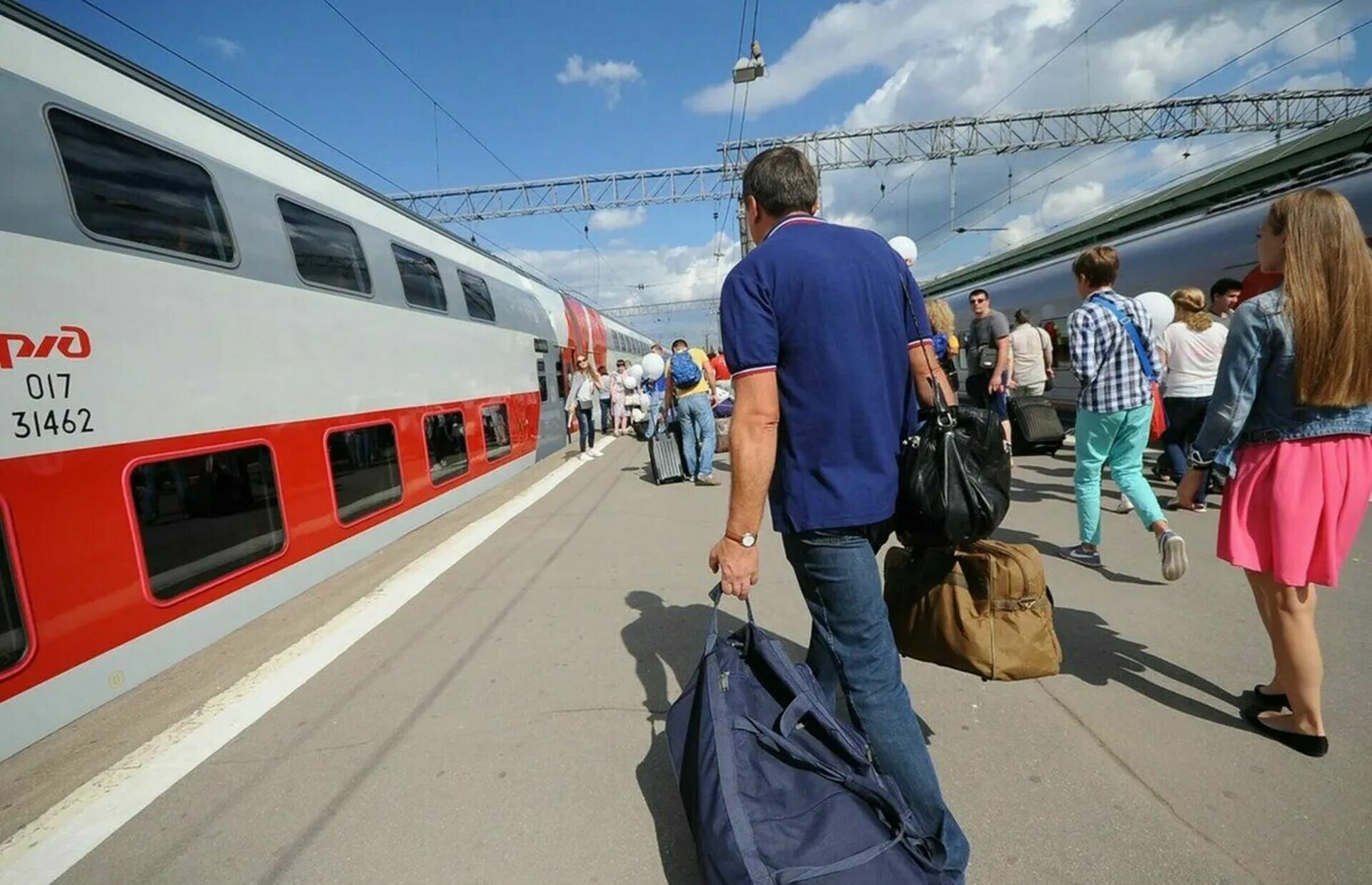 Жд перевозка пассажиров. Пассажиры на вокзале. Российские поезда. Люди на вокзале. Пассажирский поезд.