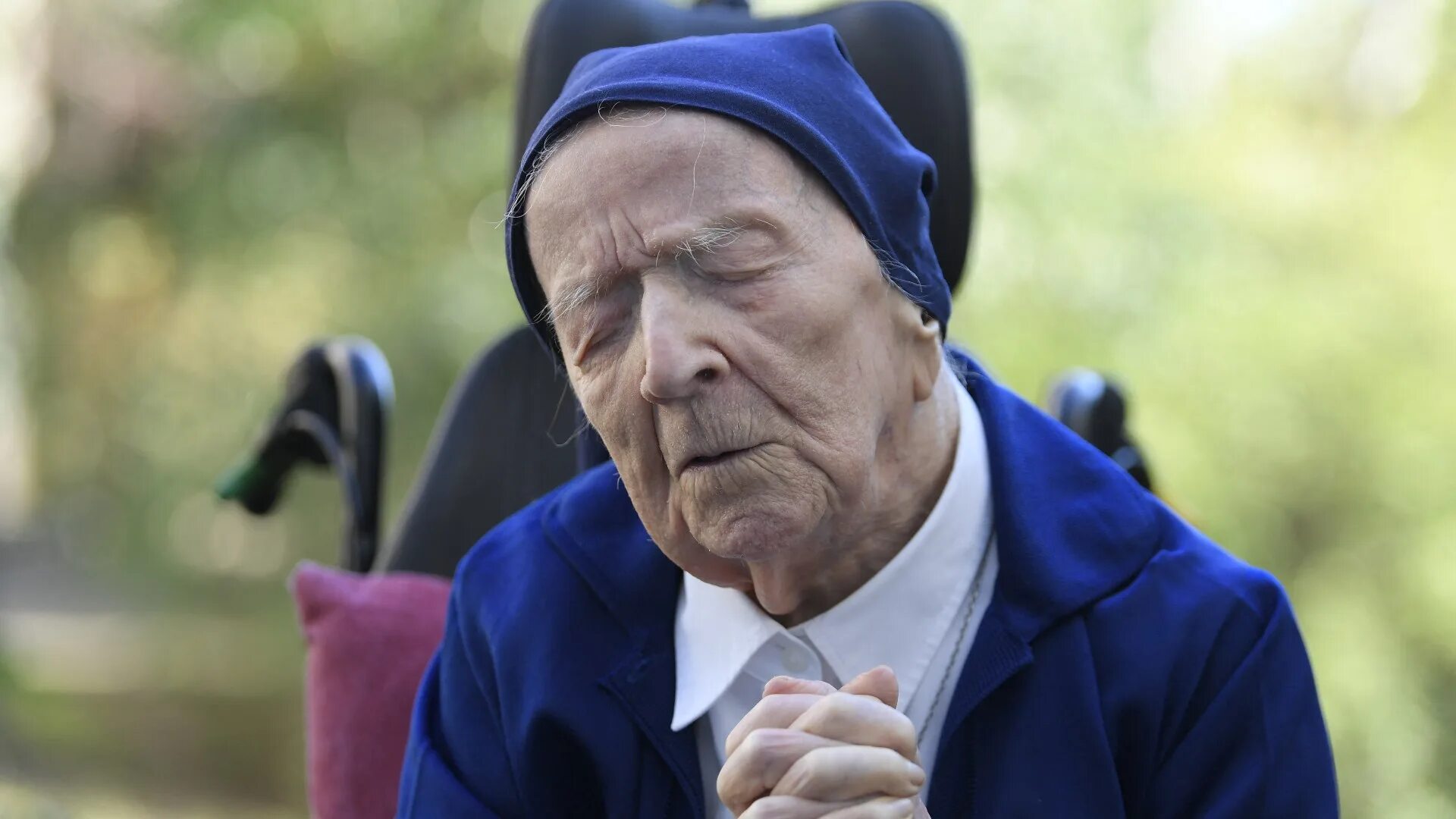 Пожилой человек с самой. Люси́ль Рандо́н. Люсиль Рэндон. 118-Летняя французская монахиня Люсиль Рандон. Люсиль Рандон долгожительница.