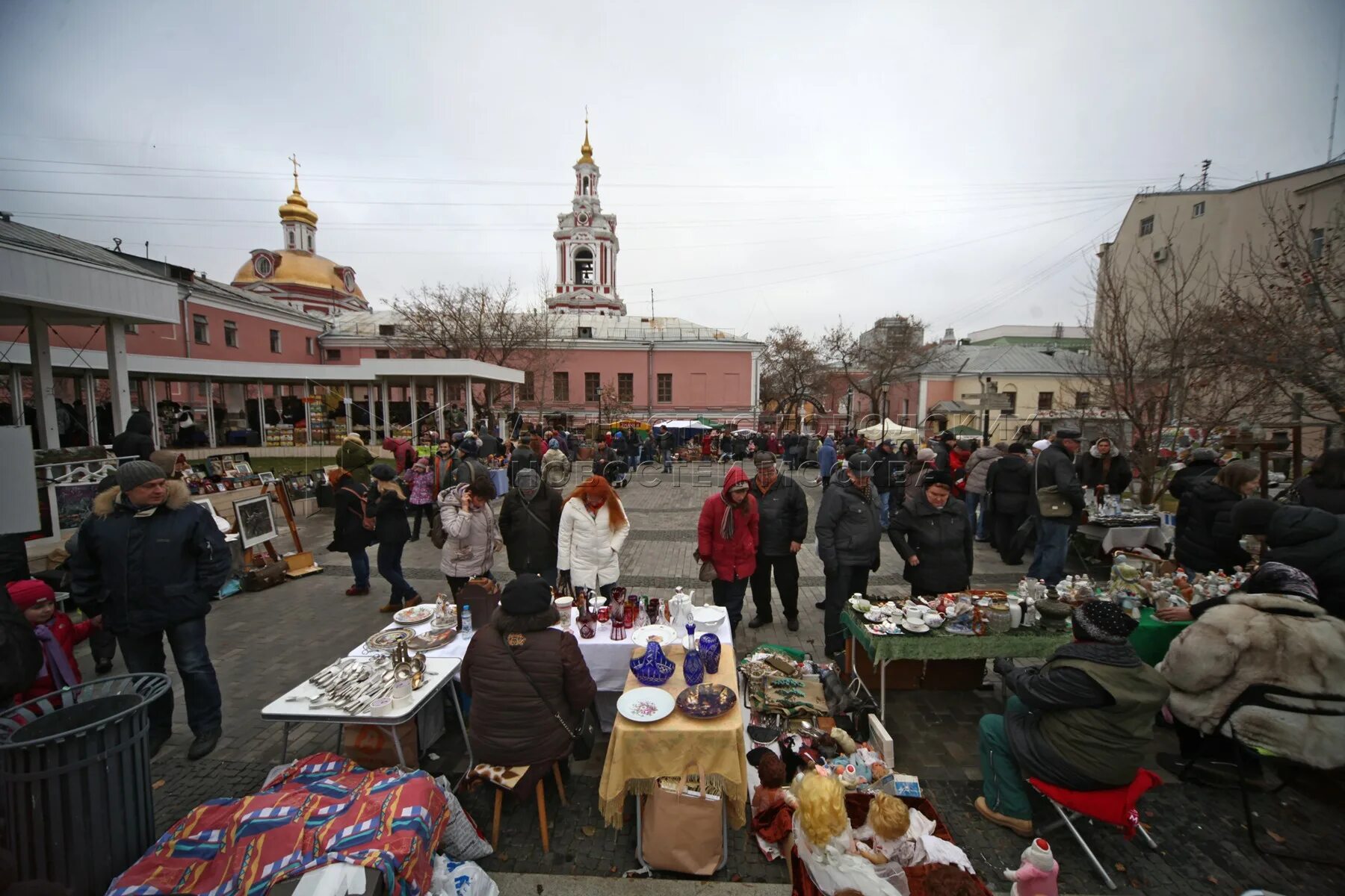 Работают ли сейчас рынки. Рынок на Бауманской обвалился. Бауманский рынок в Москве 23.2006 года. Новый рынок на Бауманской. Бауманский рынок сейчас.