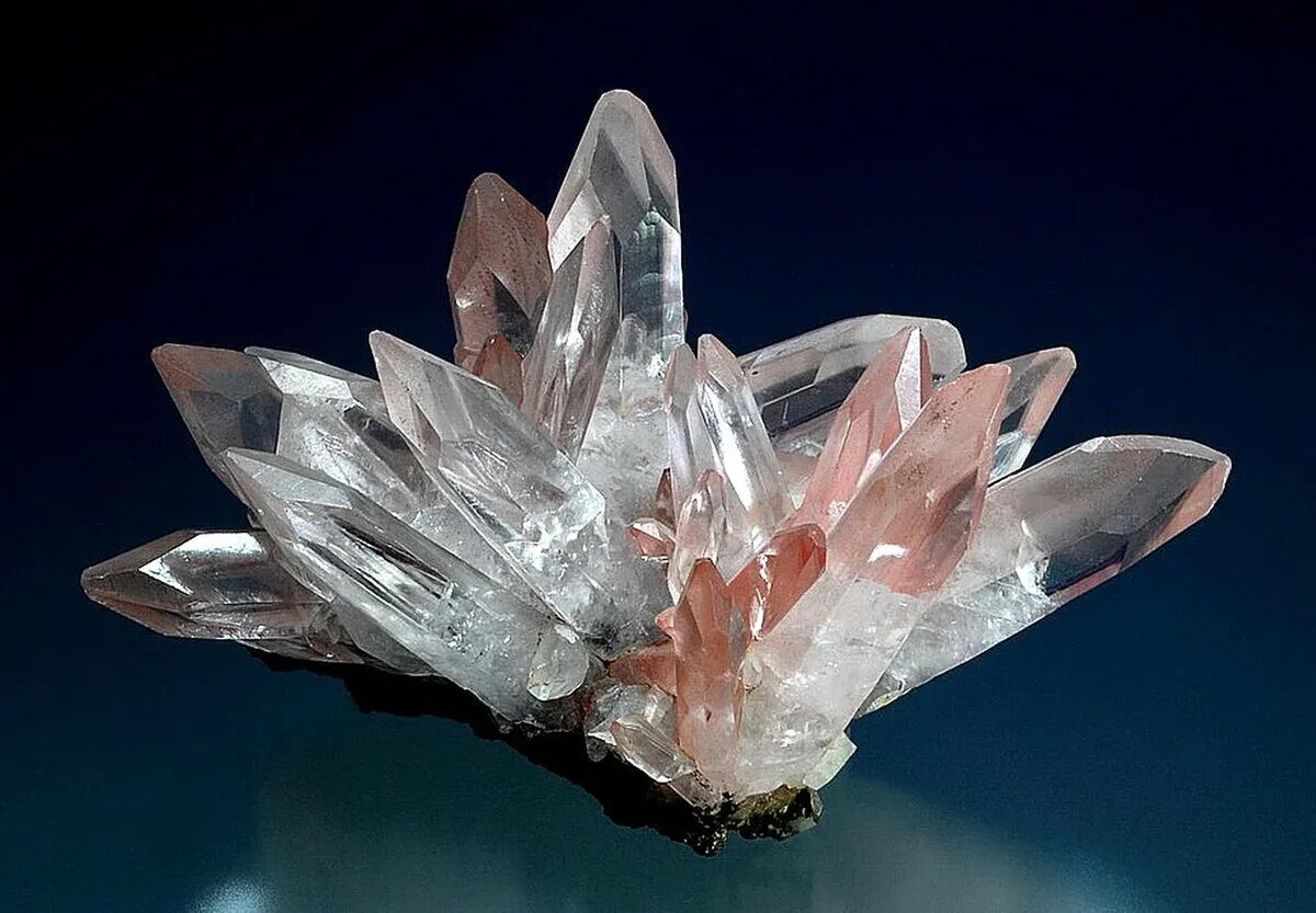 Quartz crystal. Кварц минерал горный. Горный кварц камень. Кальцит с кварцем. Кристаллический кварц.