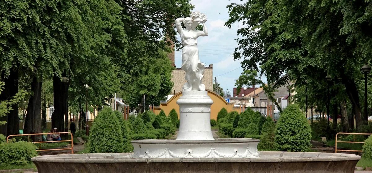 Молодой парк 1970 год барановичи. Старый парк беларусь. Фонтан в парке. Молодой парк. Памятник грицевцу.