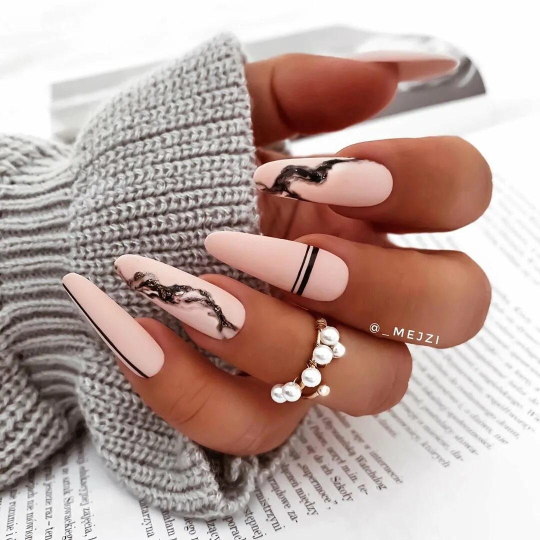 креативные ногти. дизайн ногтей с паутинкой. дизайн ногтей 2022г. креативные ногти 2023. креативный маникюр 2021.