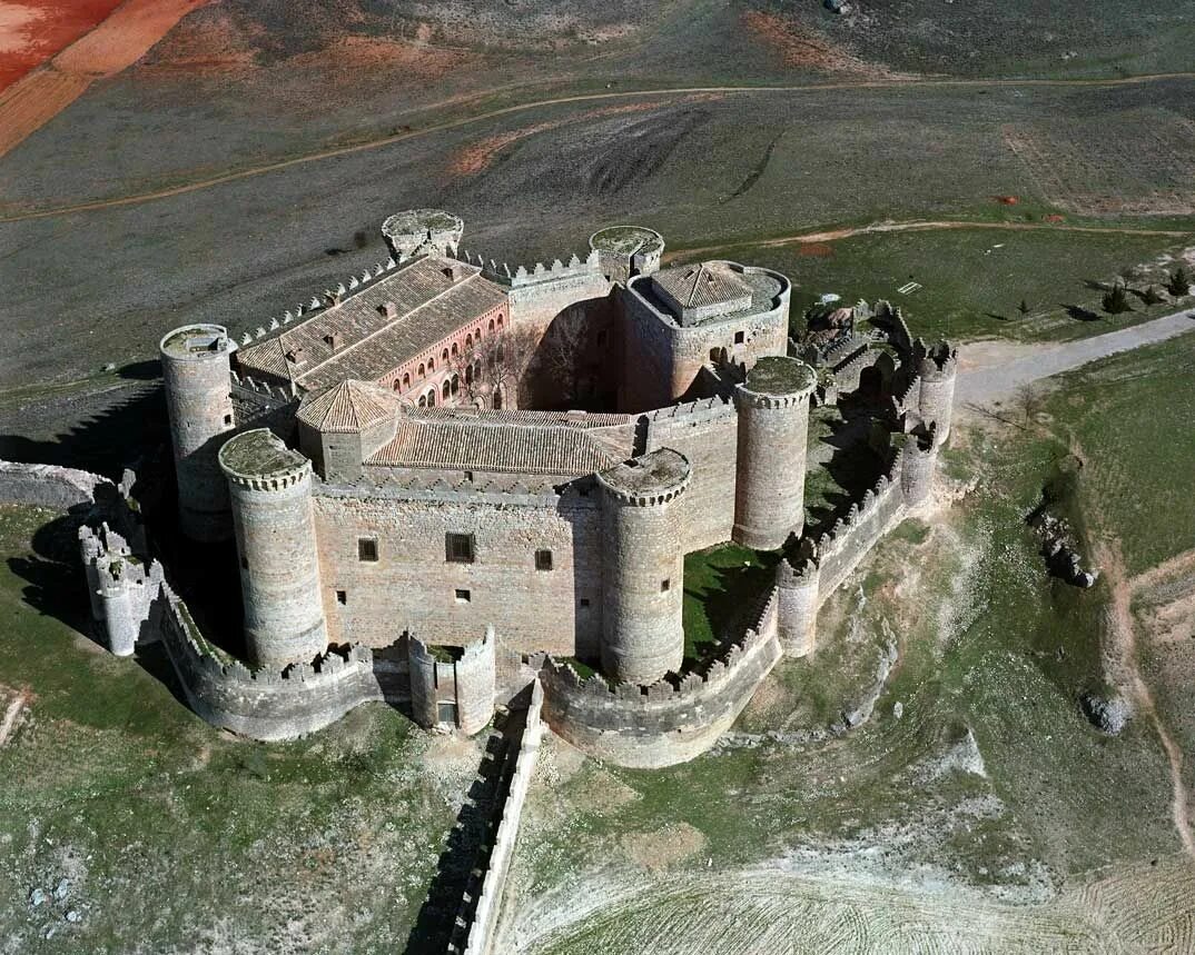Самая крупная крепость из сохранившихся и действующих. Замок Кастильо де. Замок Бельмонте Испания. Донжон Испания. Замок Каносса.
