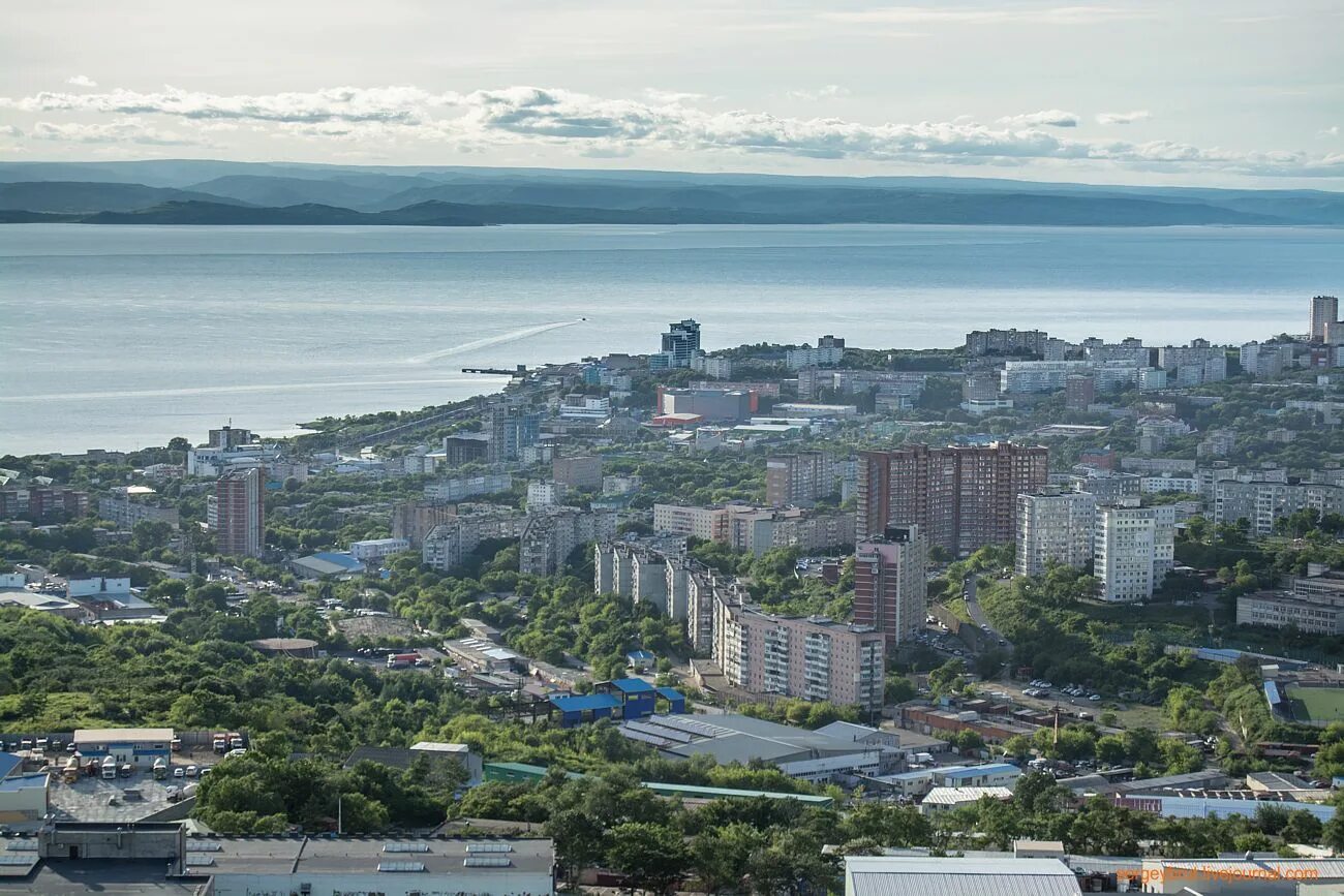 Амурский залив Владивосток. Сопки Владивостока. Владивосток столица Приморского края. Вид на Амурский залив Владивосток.