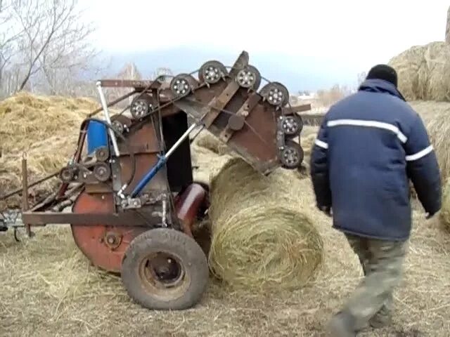 Самодельный подборщик. Мини пресс подборщик для трактора т 25. Самодельный пресс подборщик для трактора т 25. Самодельный пресс подборщика т 25. Пресс подборщик на т 25 тюковый.