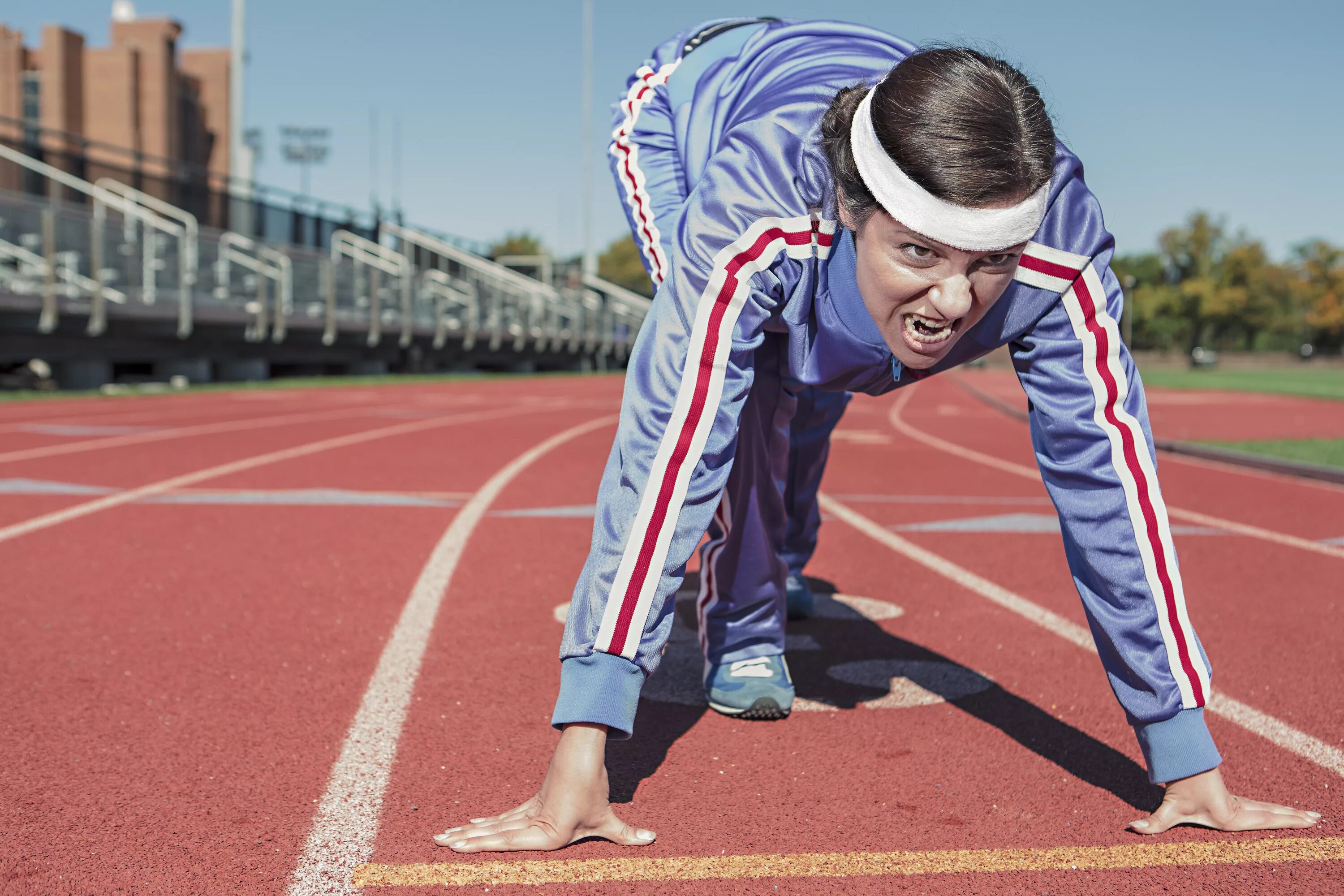 Скоростные способности спортсмена. Спортсмен на старте. Низкий старт. Спортивные люди. Человек на низком старте.