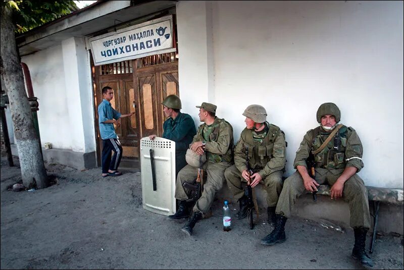 2005 10 мая. 2005 год восстание в андижане. мятеж в андижане узбекистан 2005. андижанские события 2005 года в узбекистане. 2005 год. узбекистан. андижанская резня.