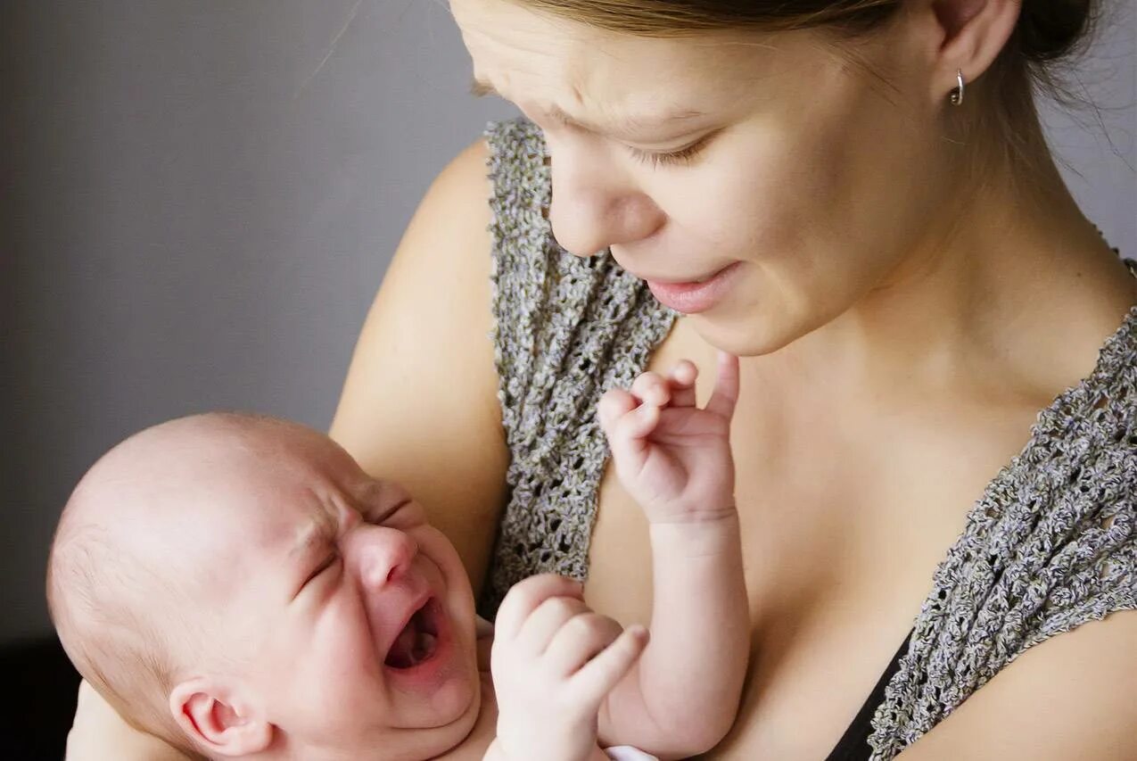 Ребенок плачет. Грудное вскармливание новорожденных. Кормящая мама. Мать с грудным ребенком.