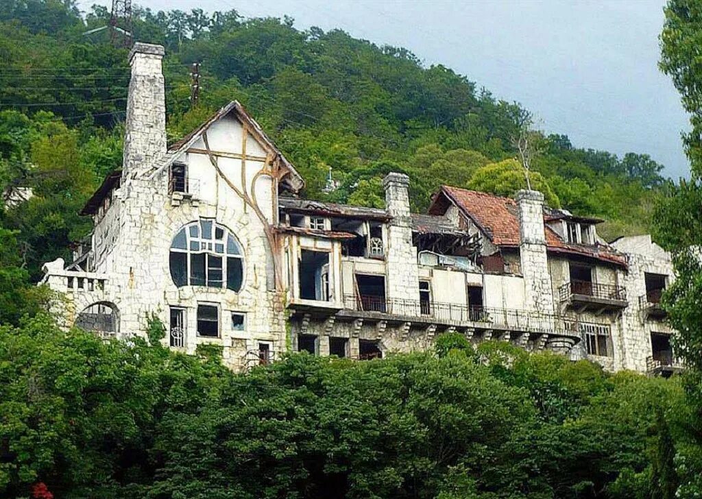 Дворец принца ольденбургского абхазия гагра. Замки принца одельбургского гагра. Абхазия дворец принца ольденбургского. Замок ольденбургского в абхазии. Замок в гаграх ольденбургский.