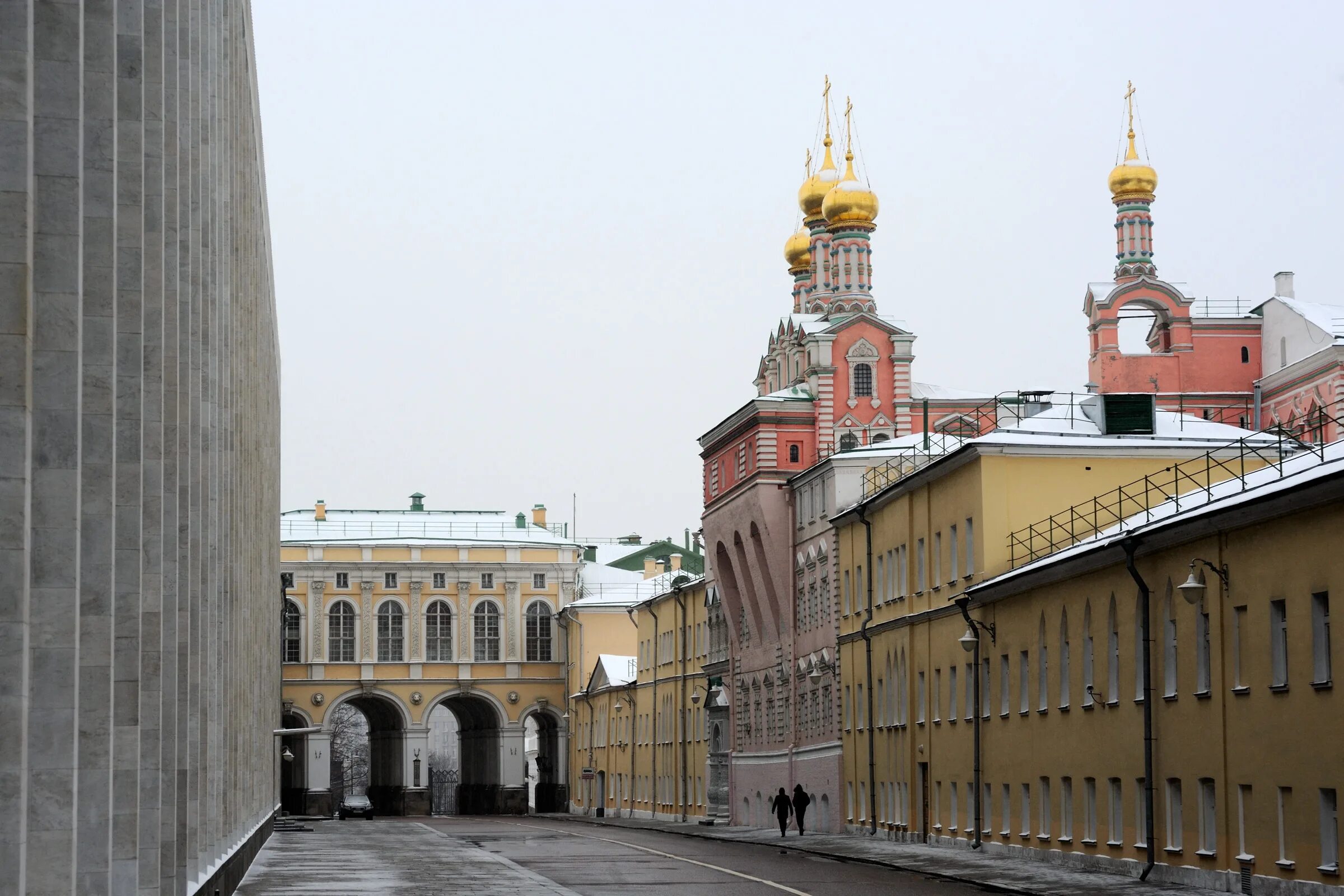 Потешный дворец. Потешный корпус московского кремля. кавалерский корпус московского кремля. дворцовая улица москва. дворцовая улица в кремле.