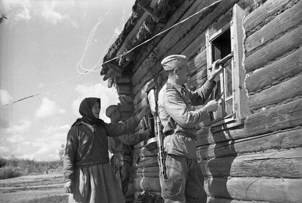 Советская деревня после войны. Советские солдаты в деревне. Деревенский дом после войны.