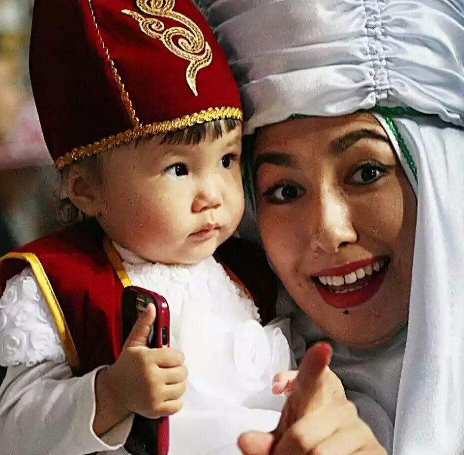 Традиции казахов. Казахские традиции. Нация казахи. Казахская семья в национальных костюмах. Воспитание детей разных народов
