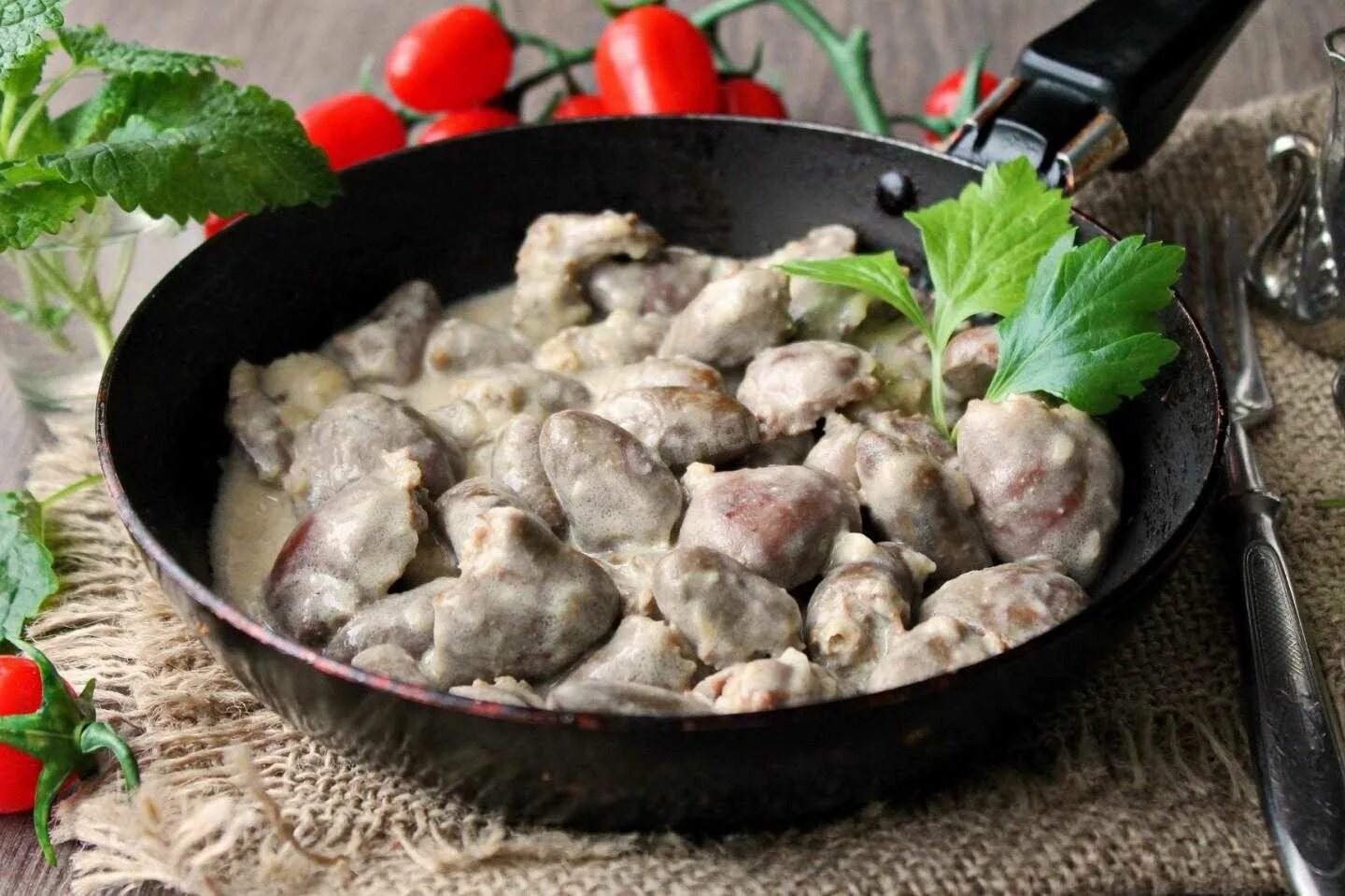 Как готовить сердечки с луком. Куриные сердечки в сливках на сковороде. тушеные куриные сердечки. куриные сердечки в сливочном соусе на сковороде. куриные сердечки в сметане.