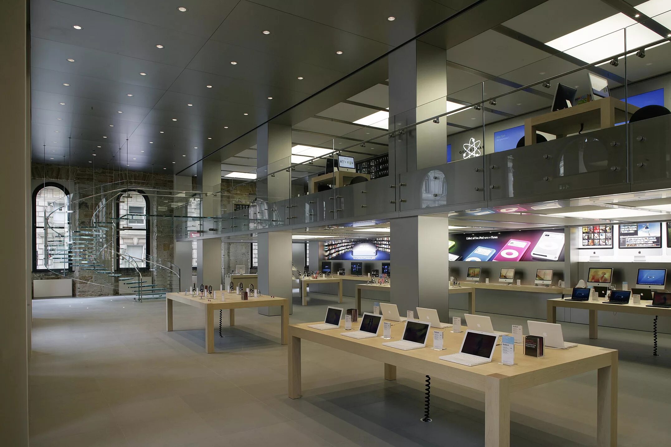 Apple Store 2023. Эпл стор в Москве фирменный магазин. Магазин Apple у кассы. Мазин Apple. Места стор