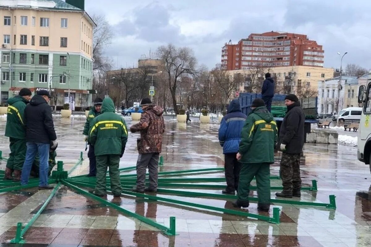 Новости сми в ленте. Южа установка ели на площади Ленина.