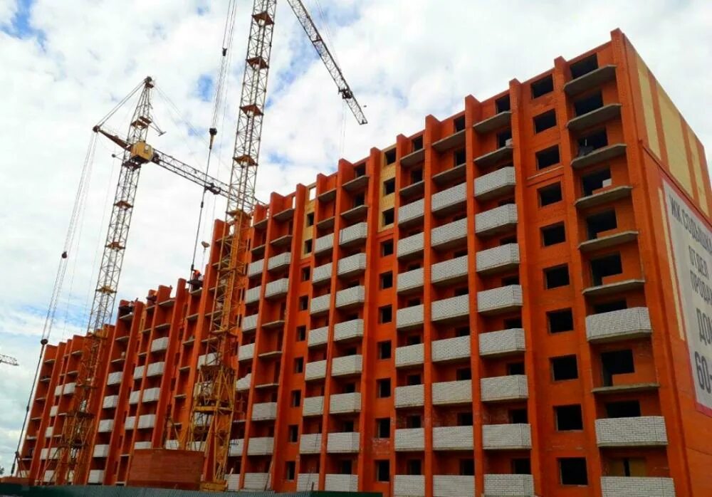 Строящийся многоэтажный дом. Строительная отрасль. Стройка многоэтажек. Стройки подмосковья. Ввод жилья в эксплуатацию.