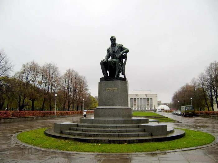 Памятник 2 писателям. Памятник Грибоедову в Санкт-Петербурге. Памятник Грибоедову в Санкт-Петербурге у ТЮЗА. Грибоедов памятник. Памятник на Пионерской площади в Санкт-Петербурге.