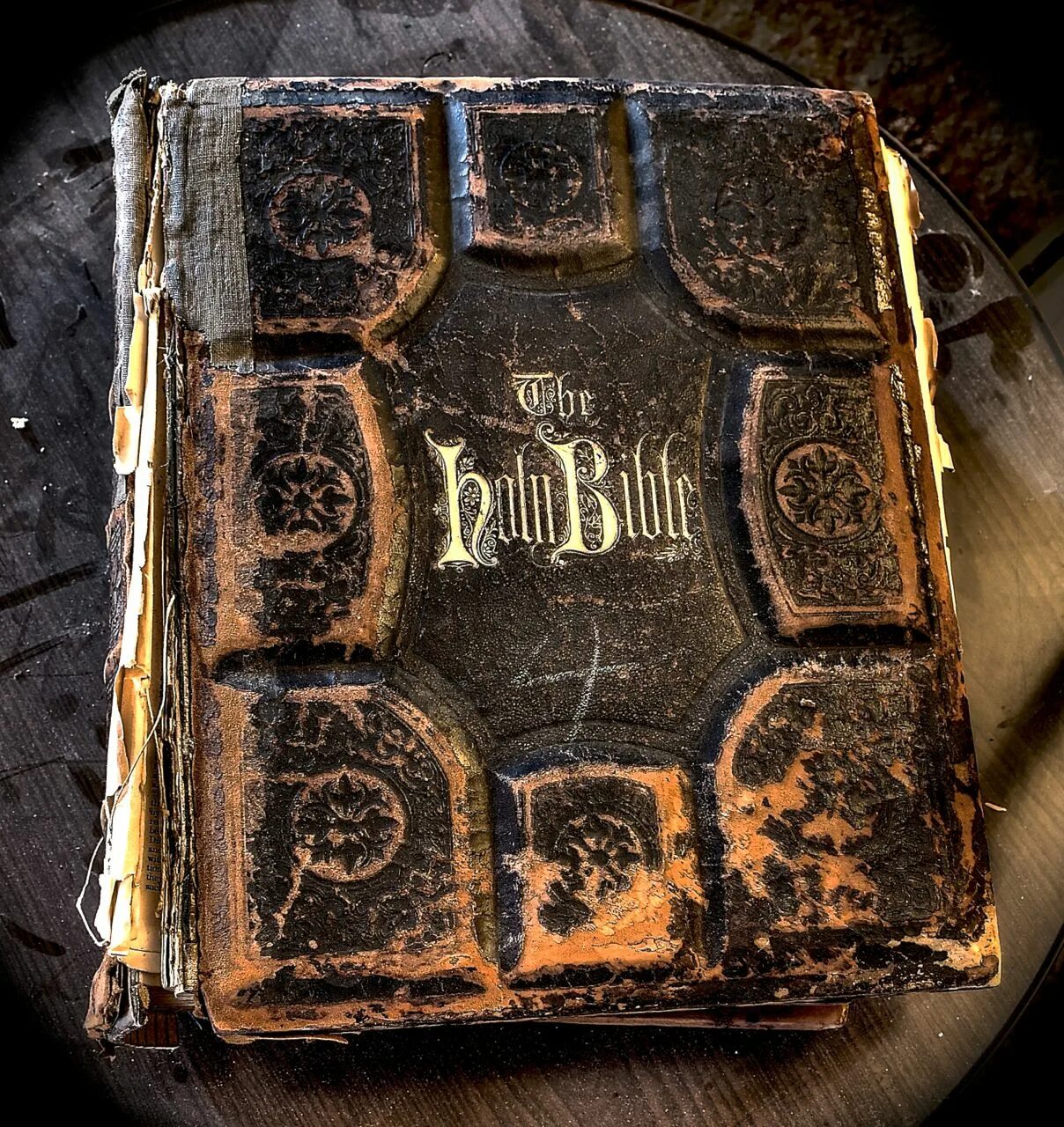 Старая Библия. Библия древняя обложка. Старинная Библия обложка. Старинные Библии 19 века.