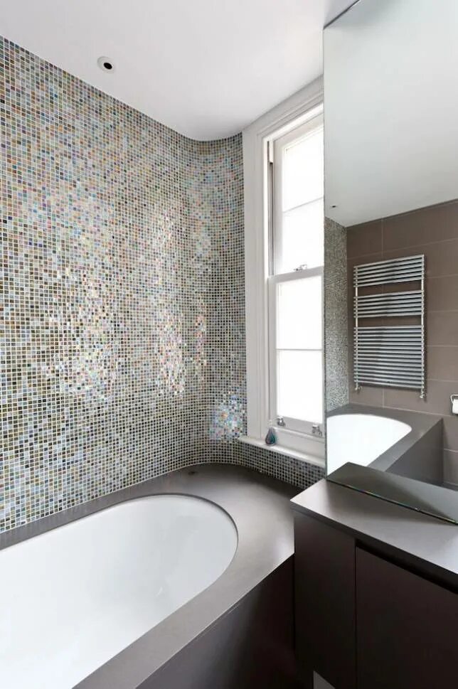 Ванна мозаикой фото. Плитка мозаика для ванной комнаты. Мозаика в ванной комнате. Ванная с мозаичной плиткой. Зеркальная мозайка в ваной.