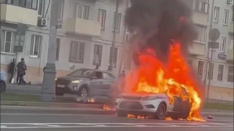 Горит машина в москве