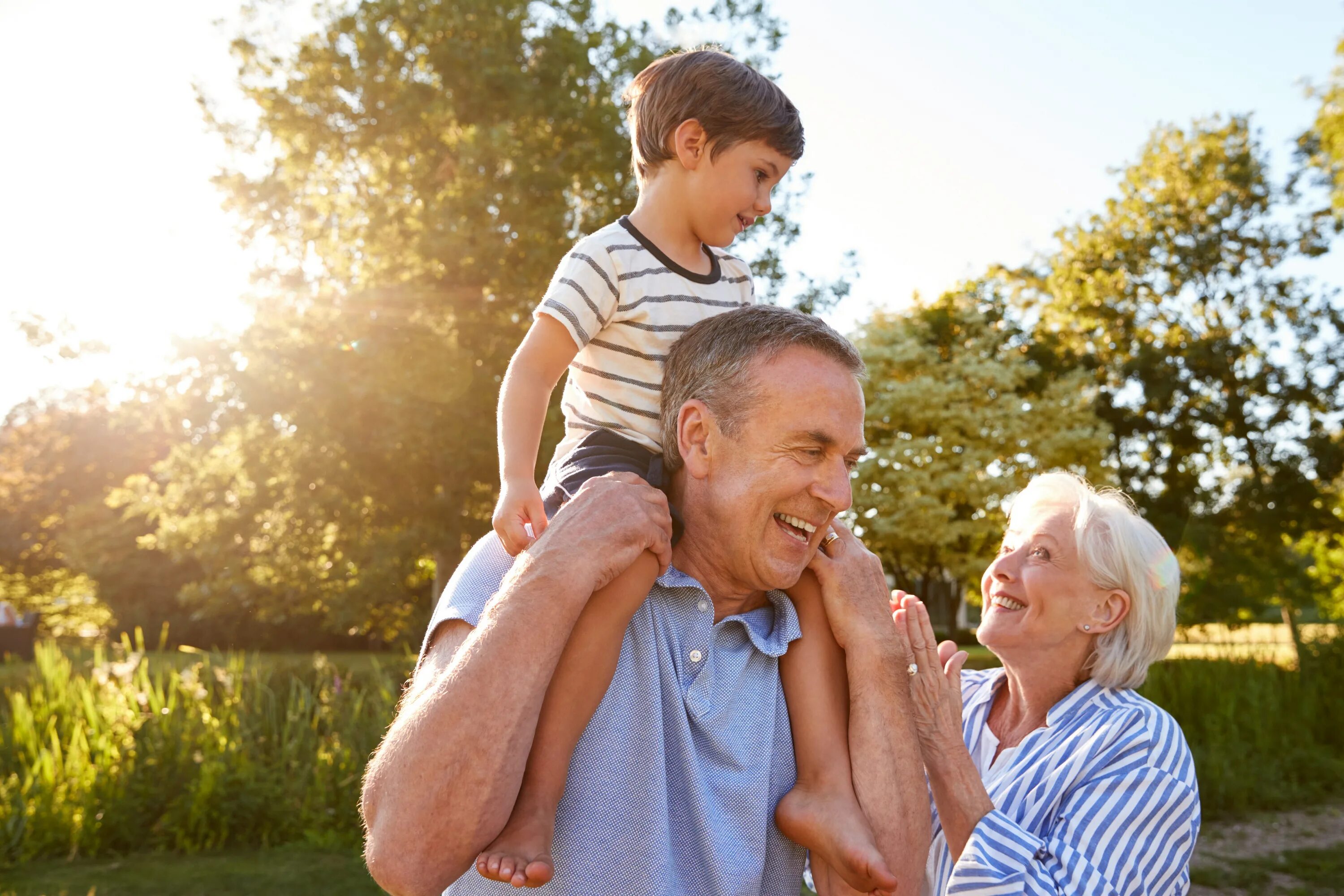 Do your grandparents. Бабушка и дедушка. Бабушка дедушка и внуки. Дедушка и внук. Пенсионеры с внуками.