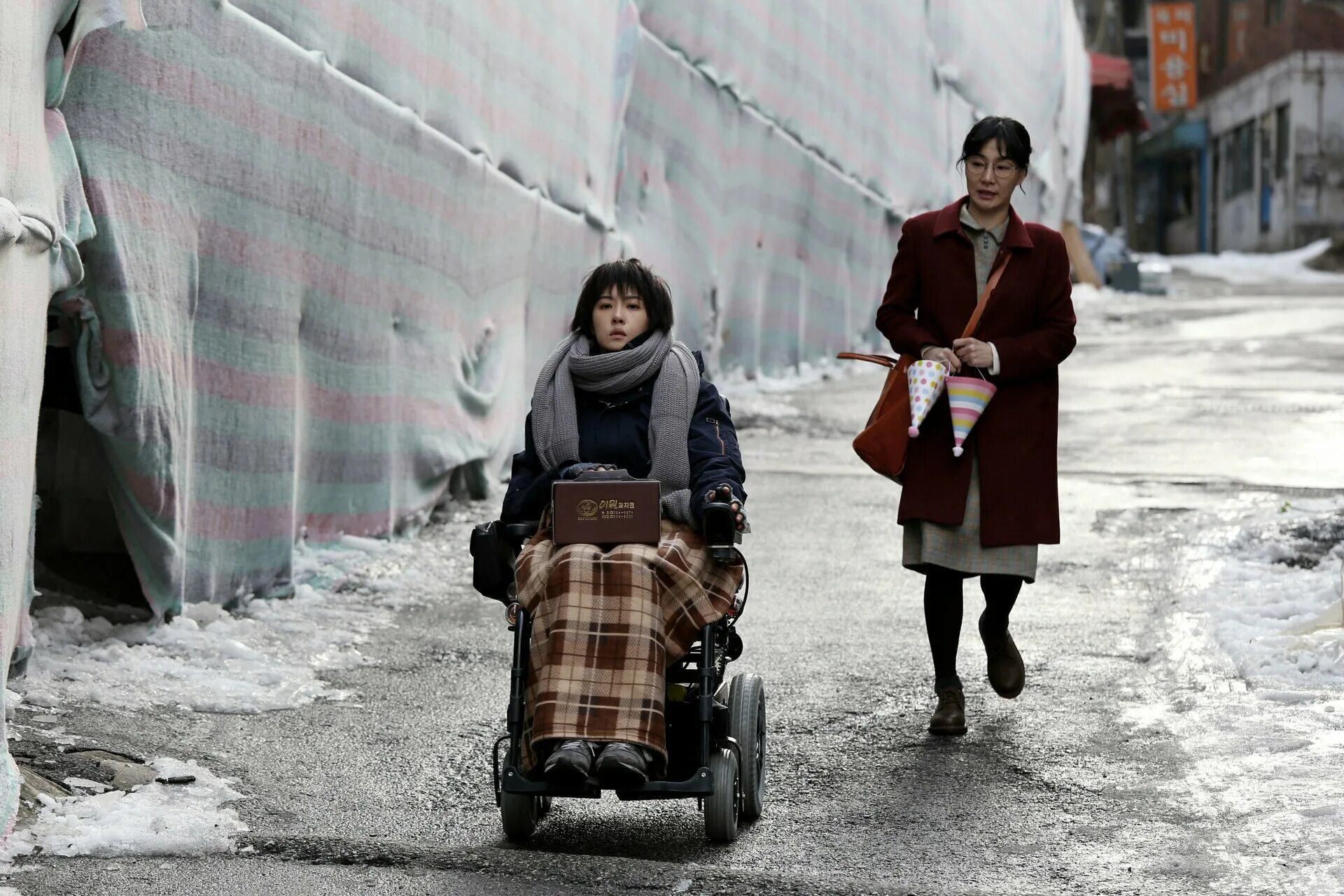 Фильм пятеро корея лордфилм. Ма дон-сок фильмы. Пятеро корейский фильм. Триллер пятеро корея. Корейский фильм про 5 друзей.