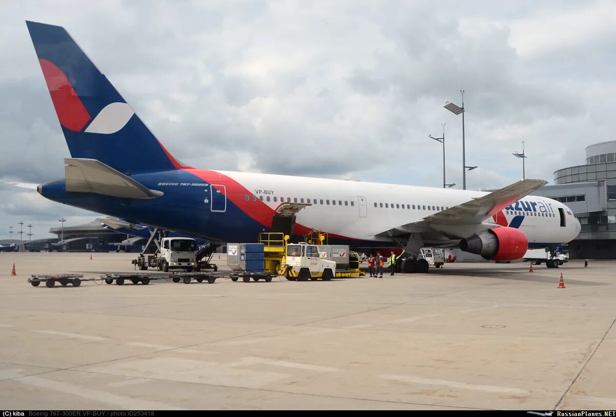 Boeing 767 azur air. Азур 767-300. Боинг 767 Азур Эйр. Самолёт Азур Эйр 767-300. 767-300 Боинг Azur.