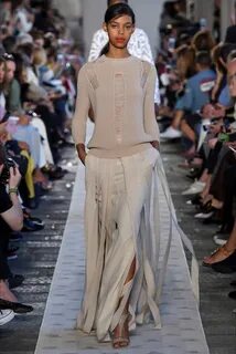 Показ max mara