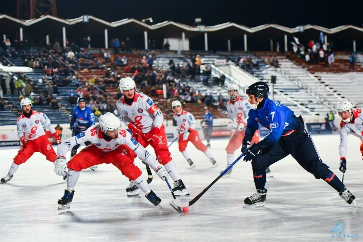 Хоккей с мячом супер. Bandy хоккей с мячом. БЕНДИ игра хоккей. Рус БЕНДИ хоккей с мячом. Хоккей с мячом на льду.