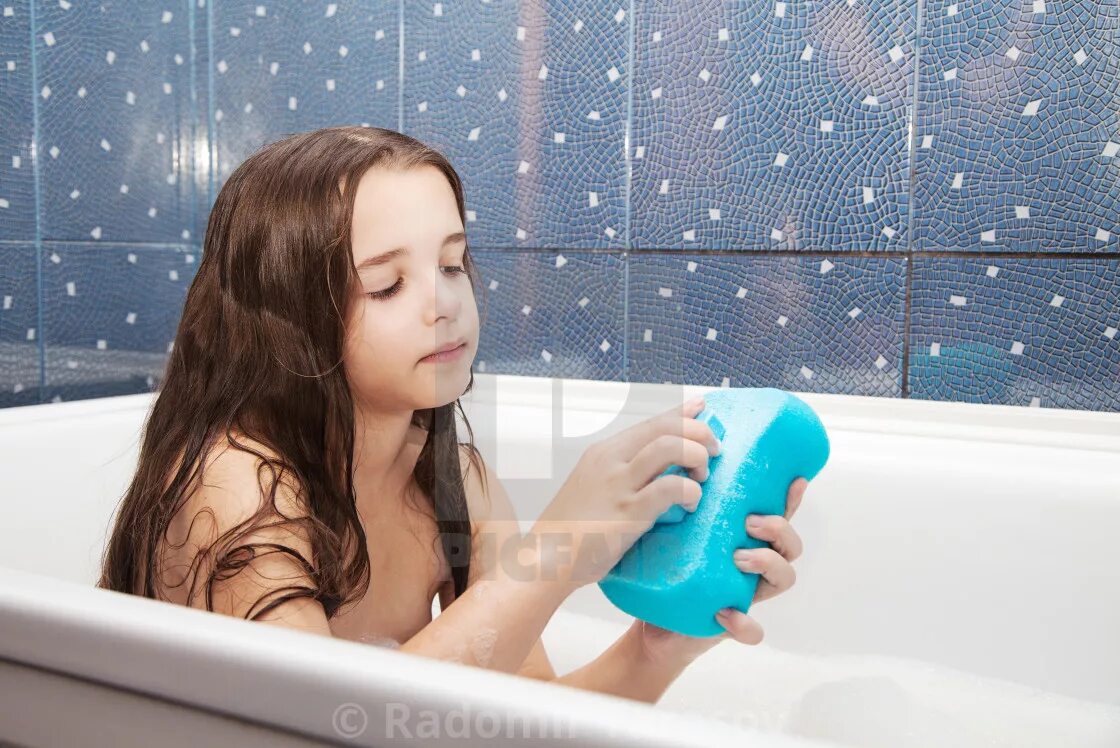 Sister taking shower. Две девочки купаются в ванной. Sister taking shower. Ванна для детей 10 лет. Sister taking shower.