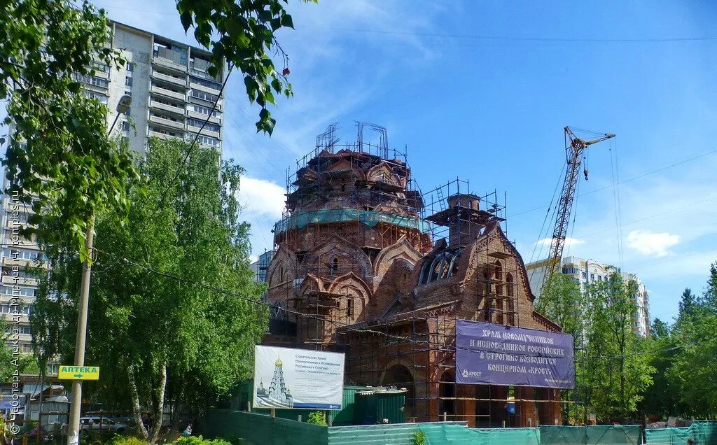 Храм новомучеников и исповедников в строгино расписание. Деревянный храм строгино. храм в строгинской пойме. церковь в строгинском парке. как строился храм новомучеников.