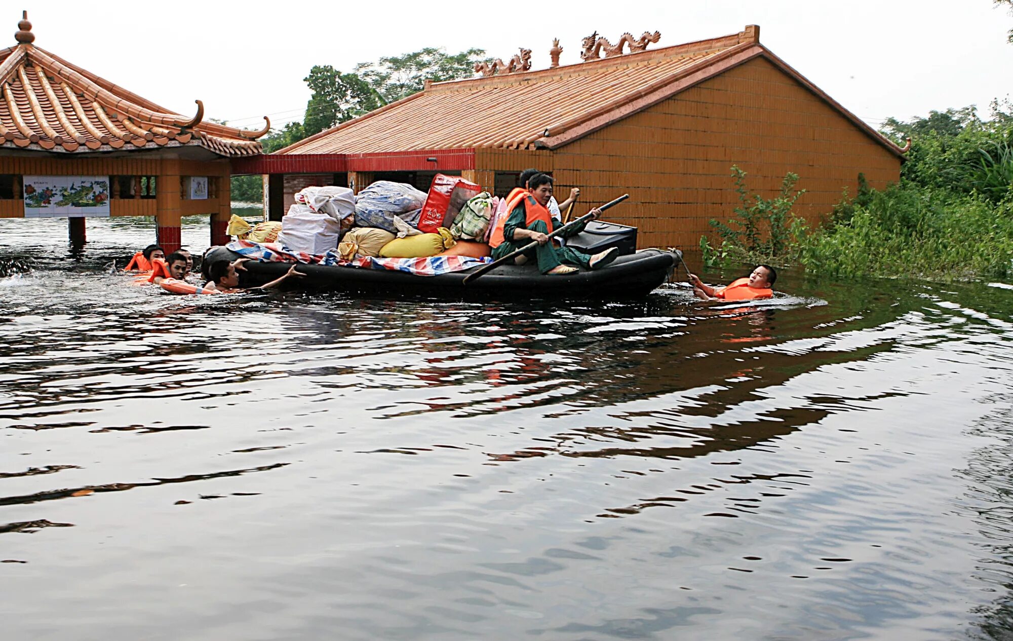 Ветер в китае. Наводнение в Китае. Потоп в Китае. Ливень в Китае. Наводнение в Китае сейчас.
