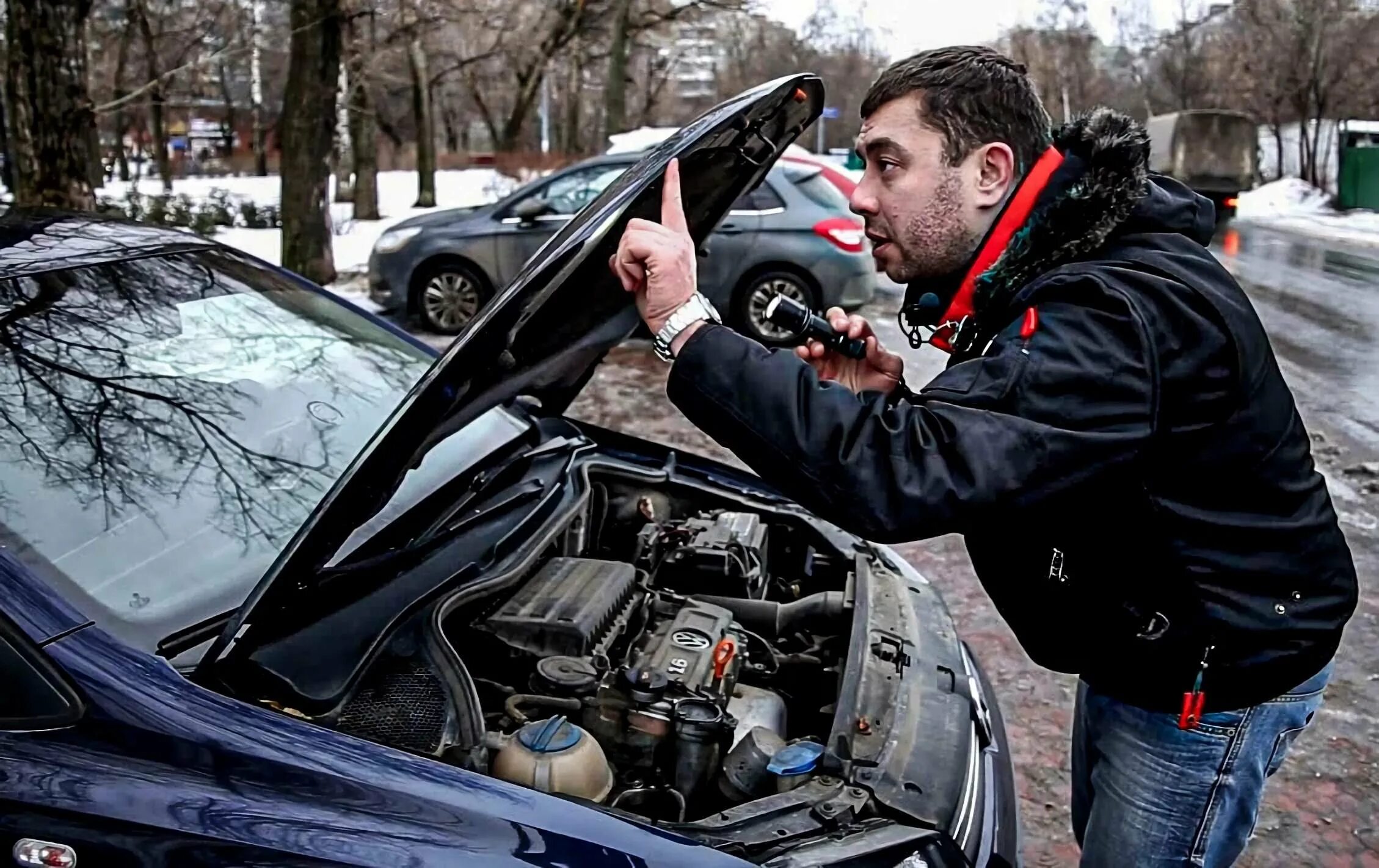 Осмотр автомобиля. Перекупщик авто. Осматривает авто. Визуальный осмотр кузова автомобиля.