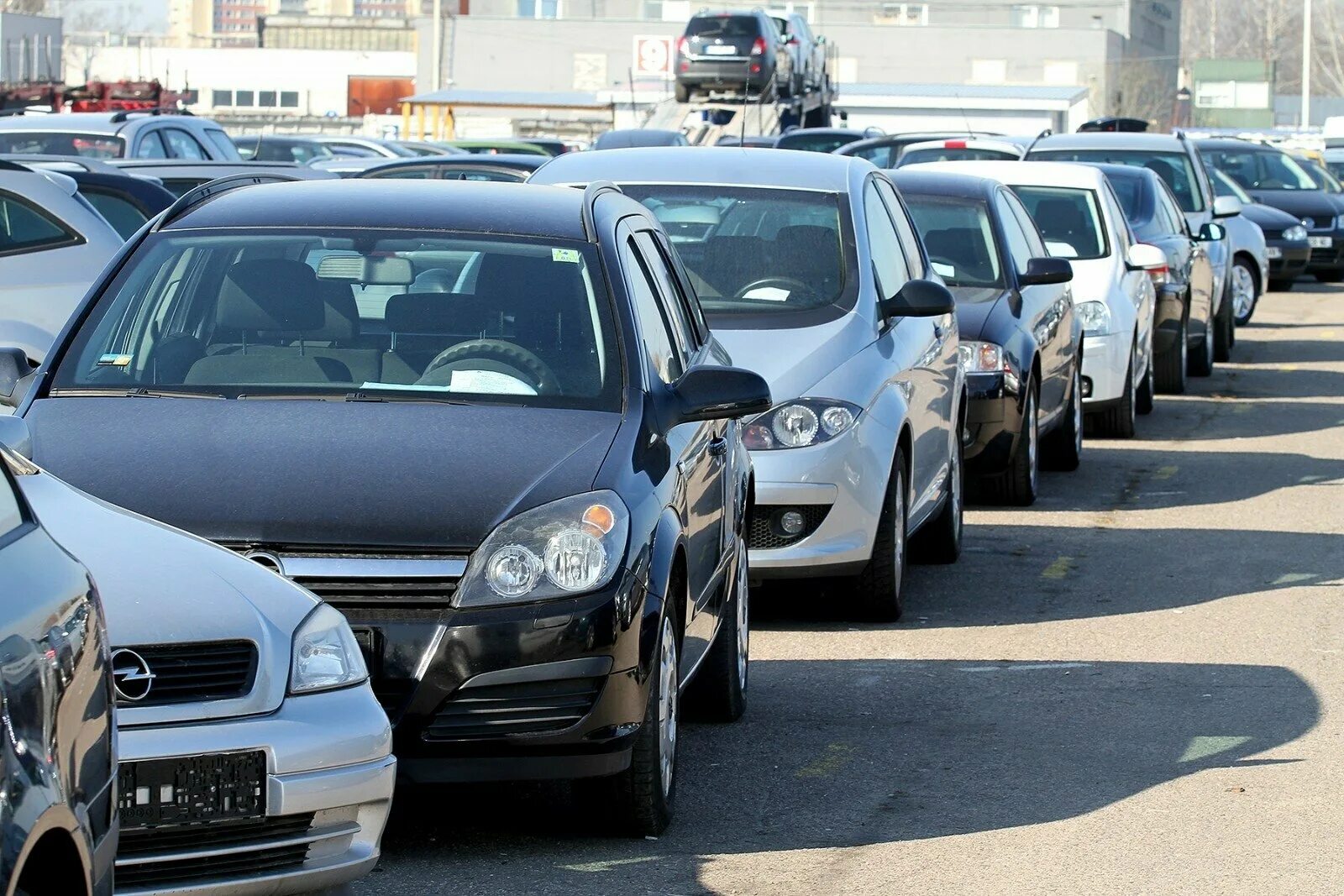 Куплю арестованный автомобиль. Конфисковали автомобиль. Арестованные машины. Банковский конфискат автомобилей. Стоянка конфискованных авто.