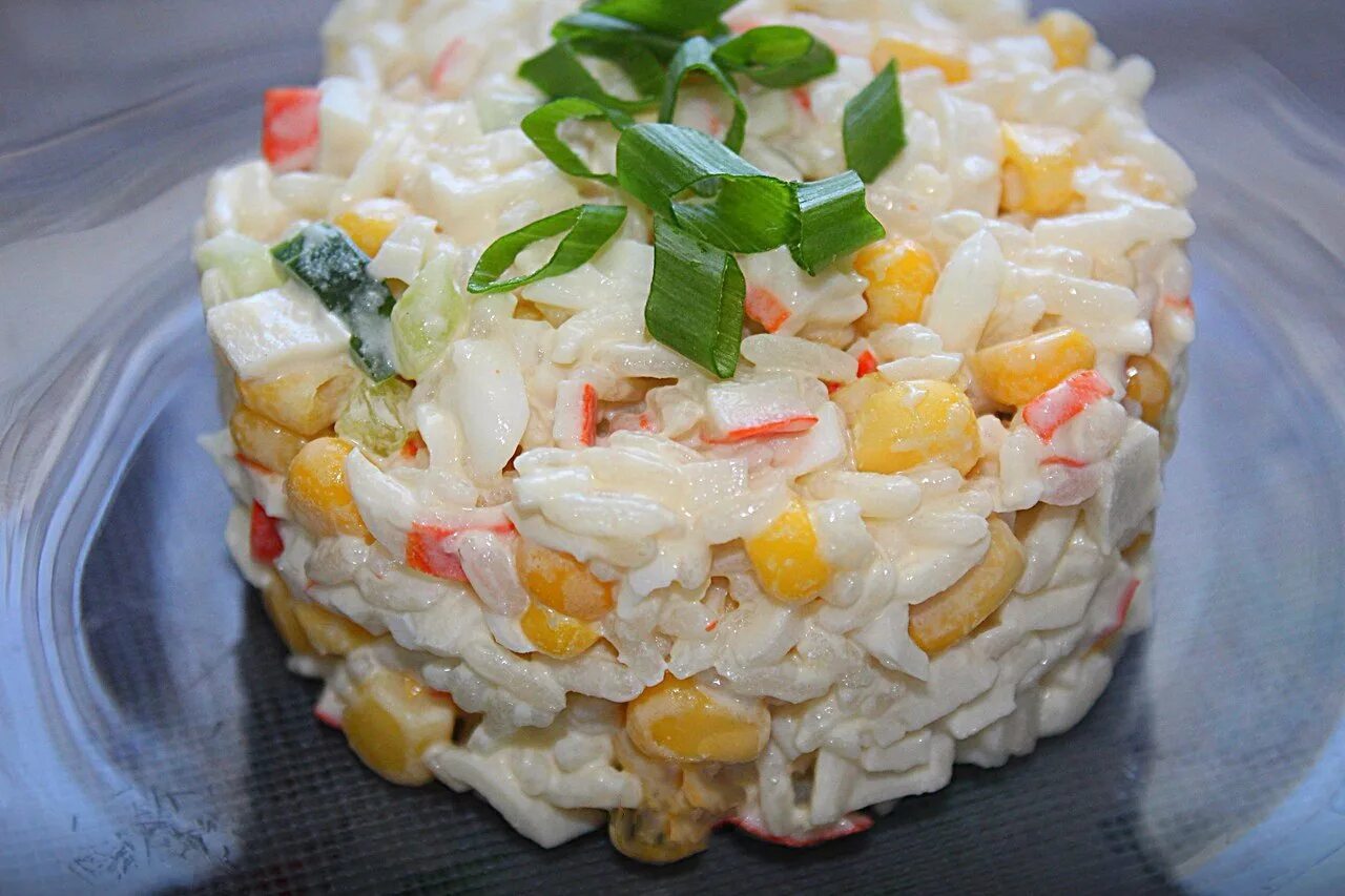 Крабовый салат с рисом. Салат с крабовыми палочками и ку. Рис с крабовыми палочками и кукурузой