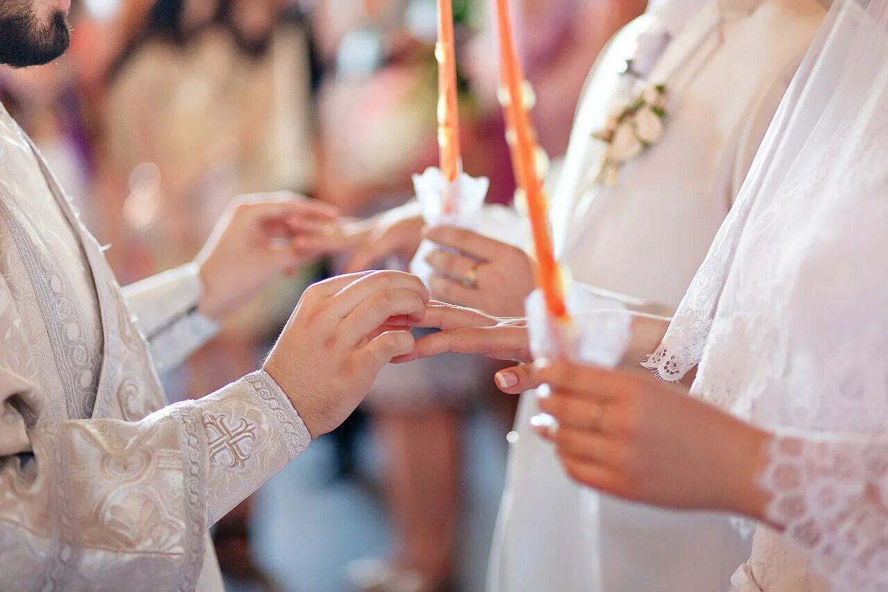 венчание второбрачных. христианство венчание. венчание моторолы. церемония венчания в церкви. православная семья венчание.