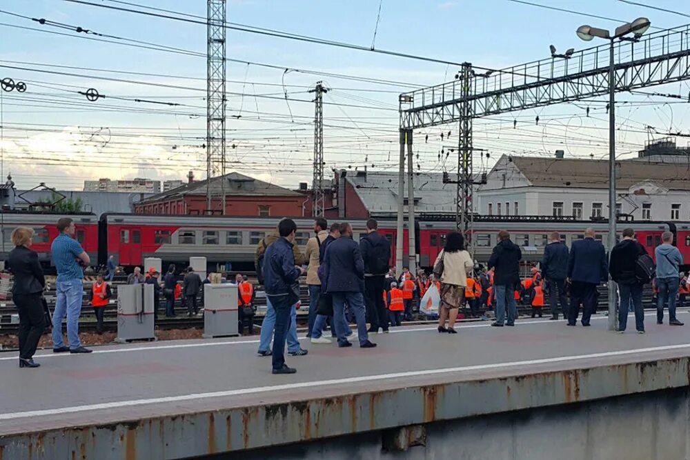 Москва курская новости. Курский вокзал Москва Перон. Курский вокзал перрон. Москва Курский станции. Столкновение поездов на Курском вокзале.