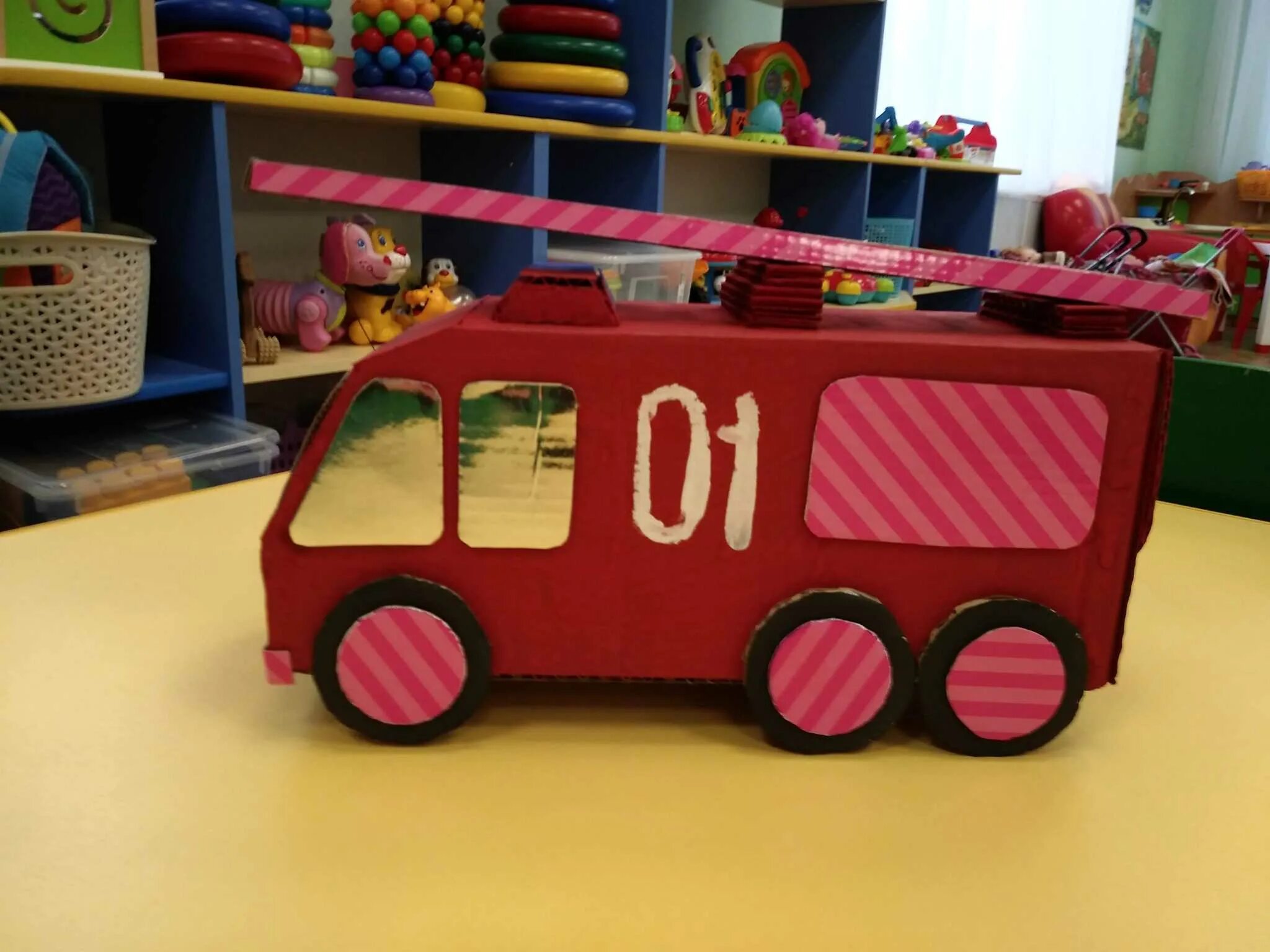 Поделка машина. Машинка из картона для детей. Пожарная машина из картона. Поделки из картона машины.