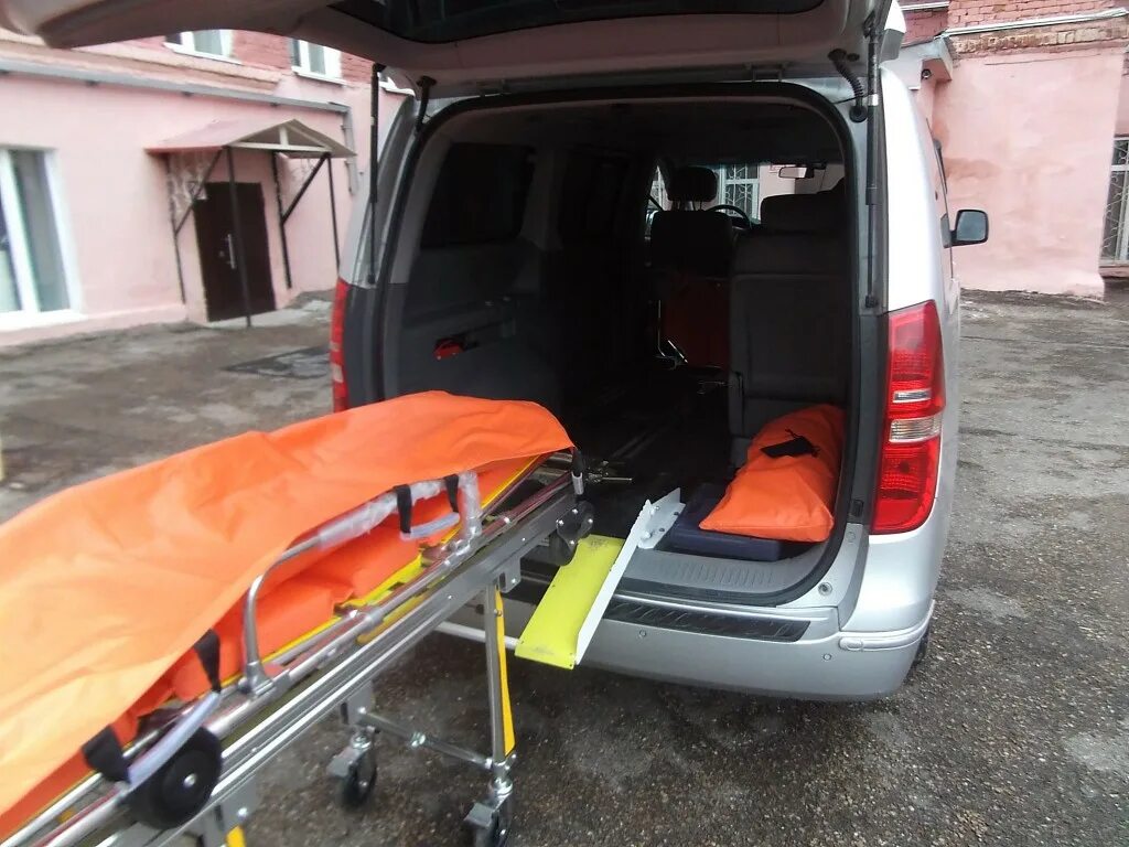 Перевозка лежачих в другой город. Транспортировка лежачих. транспорт для перевозки инвалидов. ларгус для перевозки лежачих. перевозка неходячих больных.