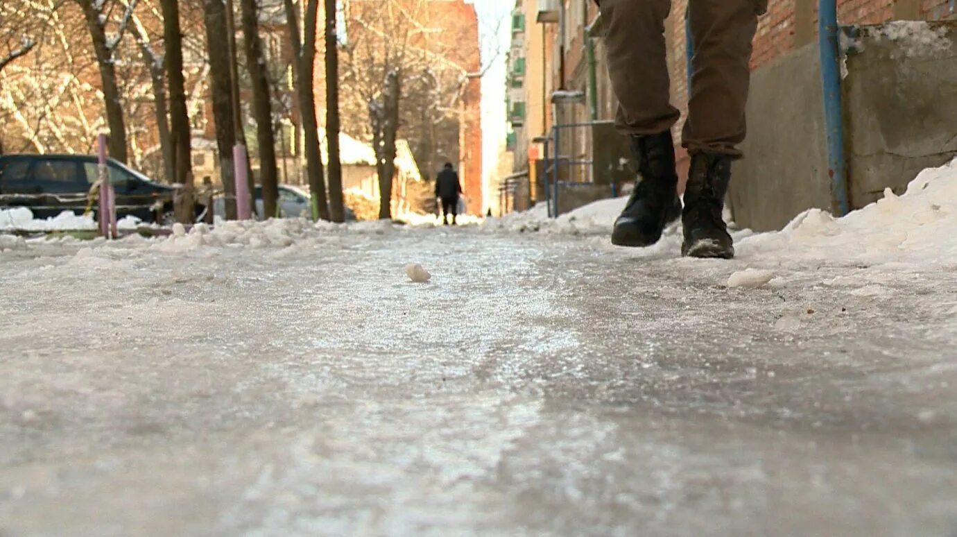 Гололед во дворе. Гололед. Сильный гололед. Гололед в москве сегодня. Лед на улице.