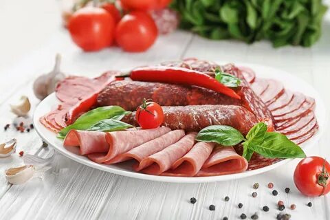 Копченая колбаса с овощами