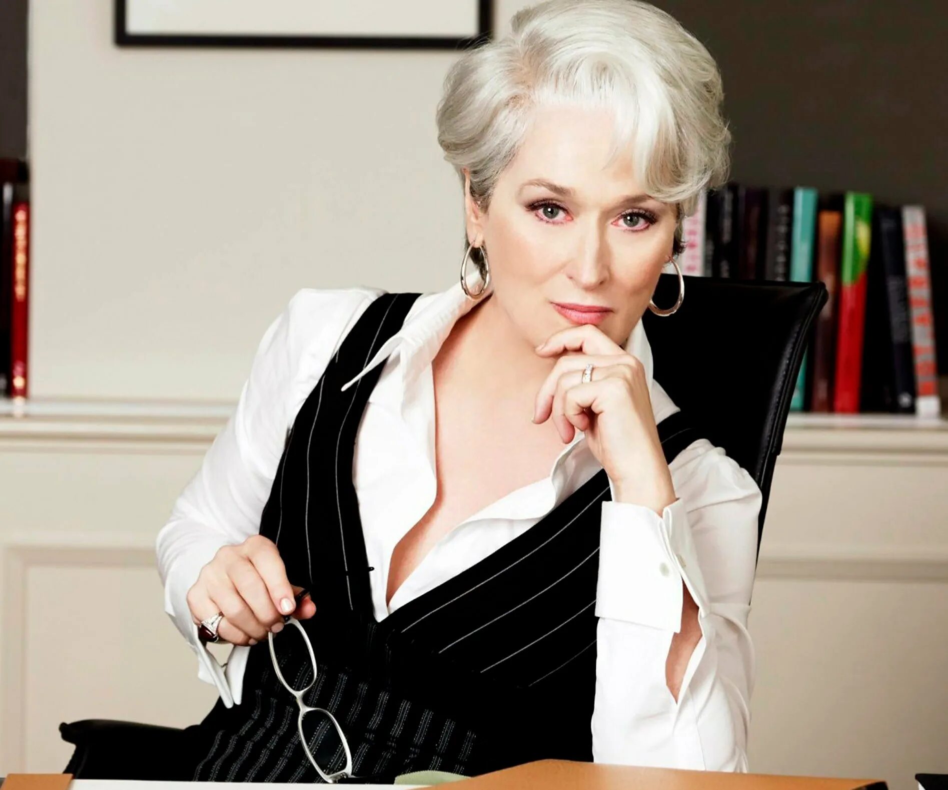 Секретарши. Взрослая женщина в офисе. Взрослые женщины на работе частное. Бри олсон секретарша и босс. Пожилая женщина в офисе.